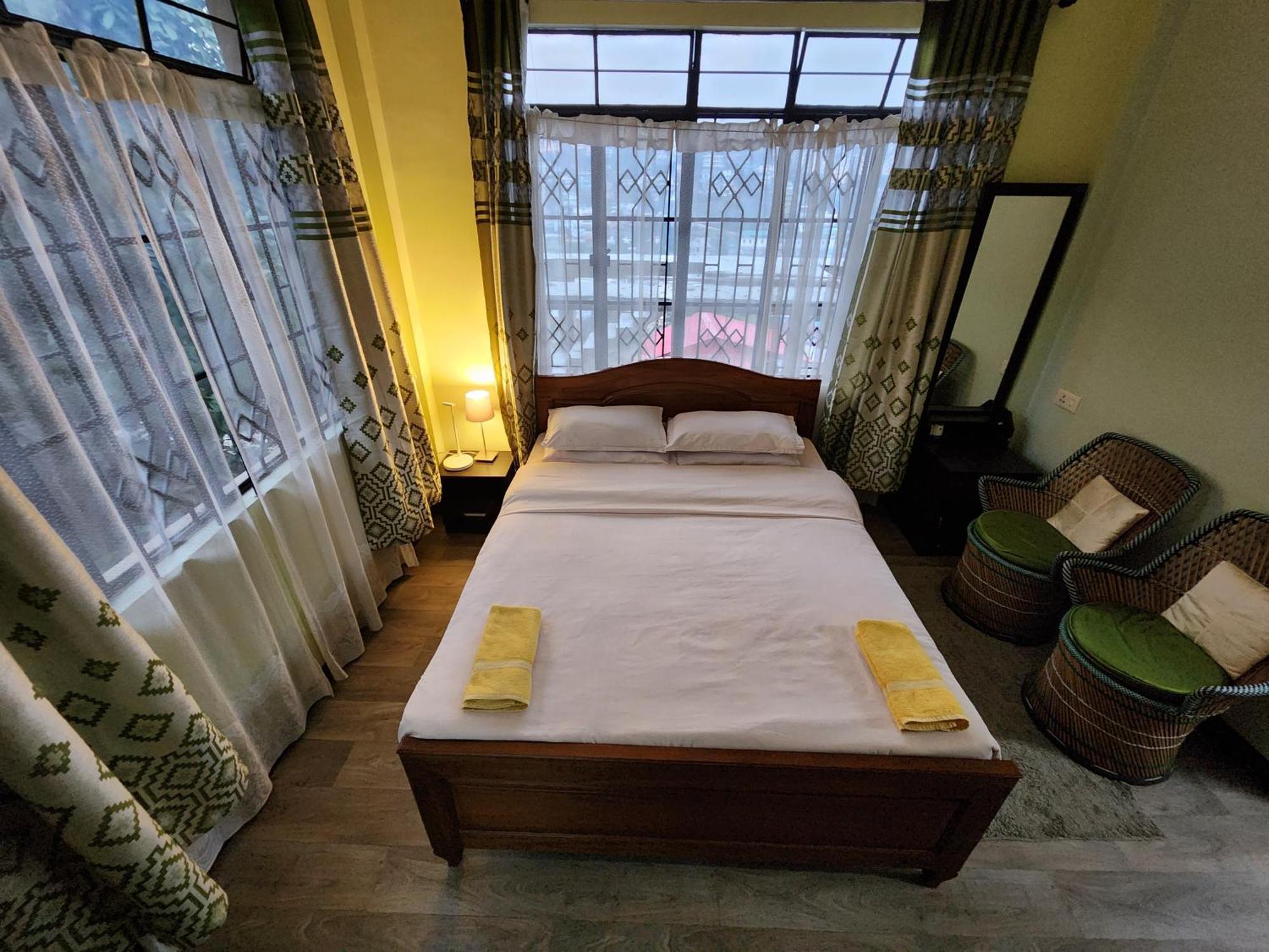 Cafe Sola Bnb Шилонг Екстериор снимка