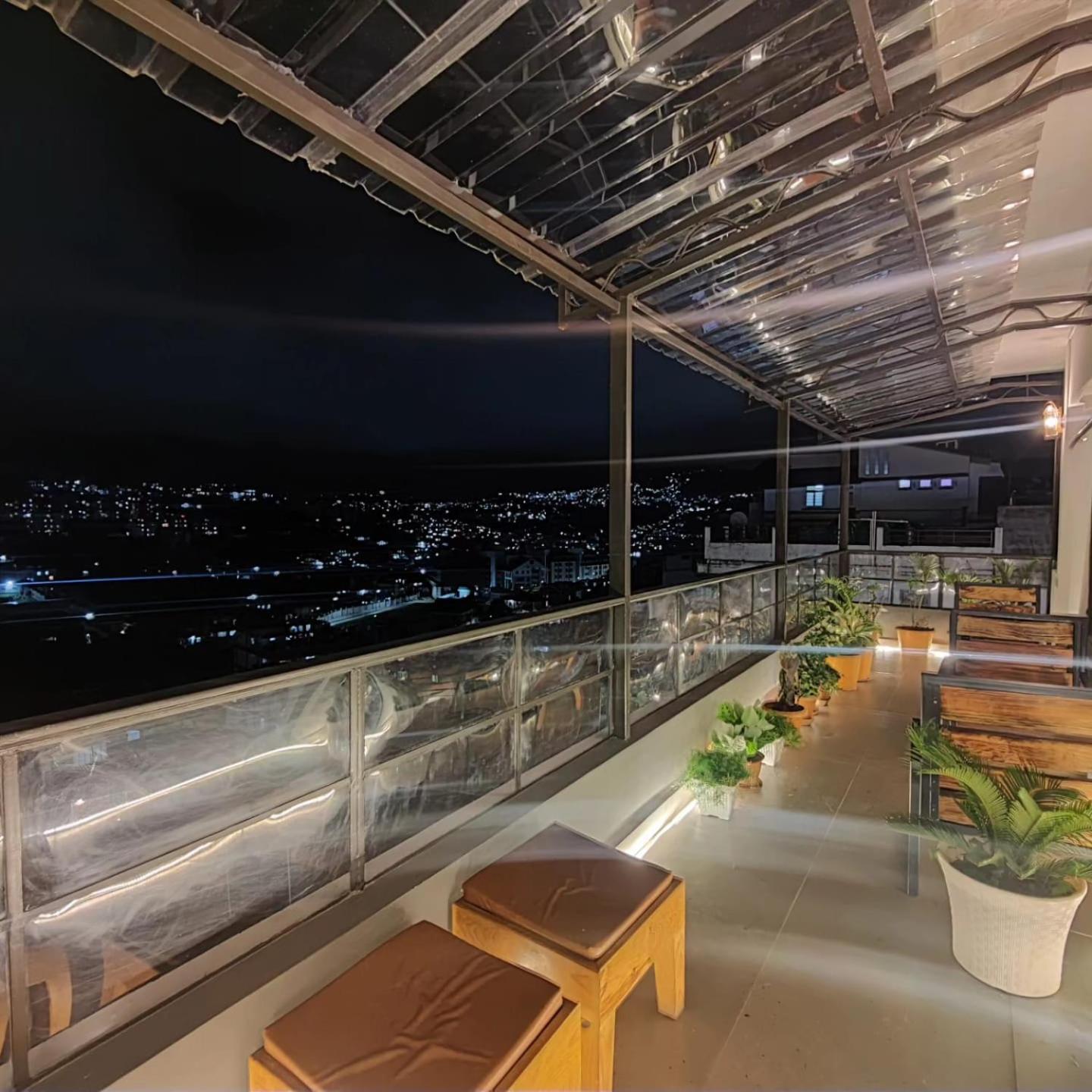 Cafe Sola Bnb Шилонг Екстериор снимка